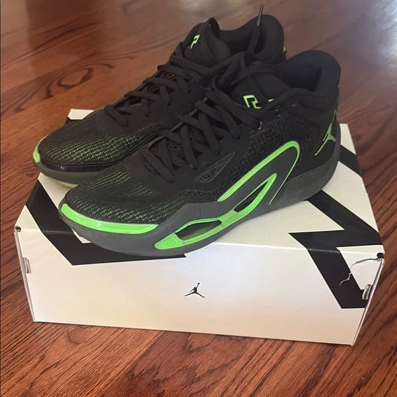 Jordan Athletic Shoes Black and Green - Picture 1 of 6